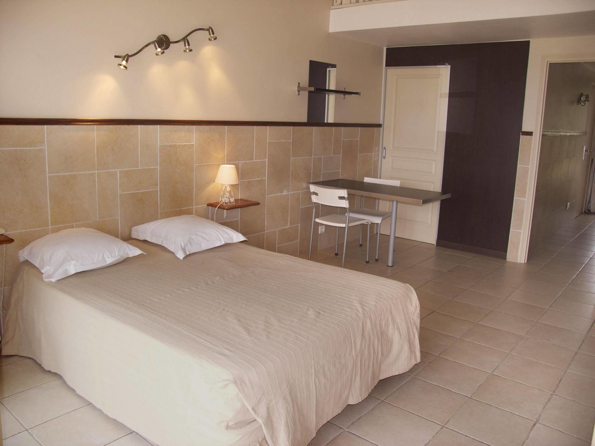 Hotel Et Studios Les Amandiers Saint-Raphaël Dış mekan fotoğraf