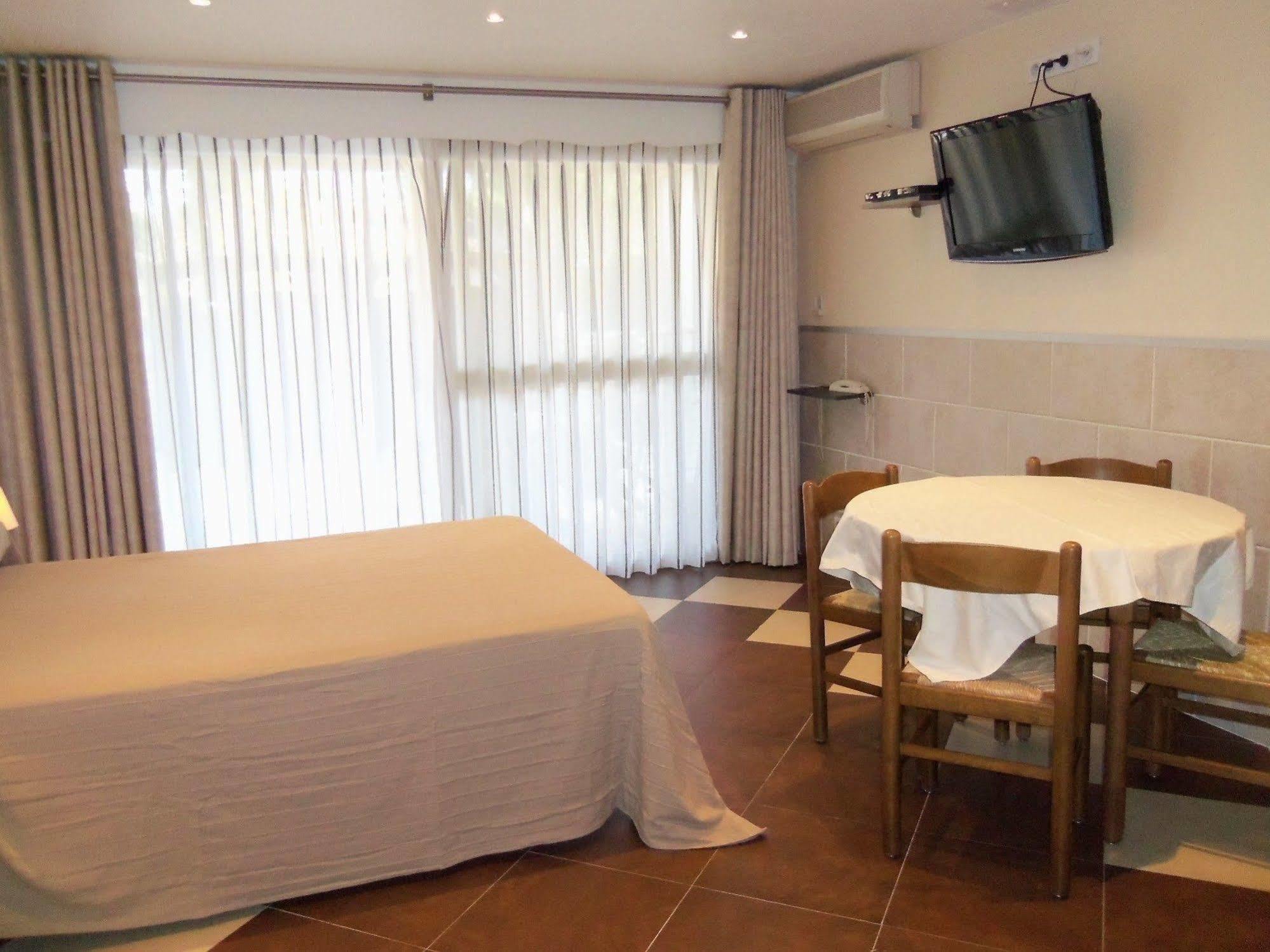 Hotel Et Studios Les Amandiers Saint-Raphaël Dış mekan fotoğraf