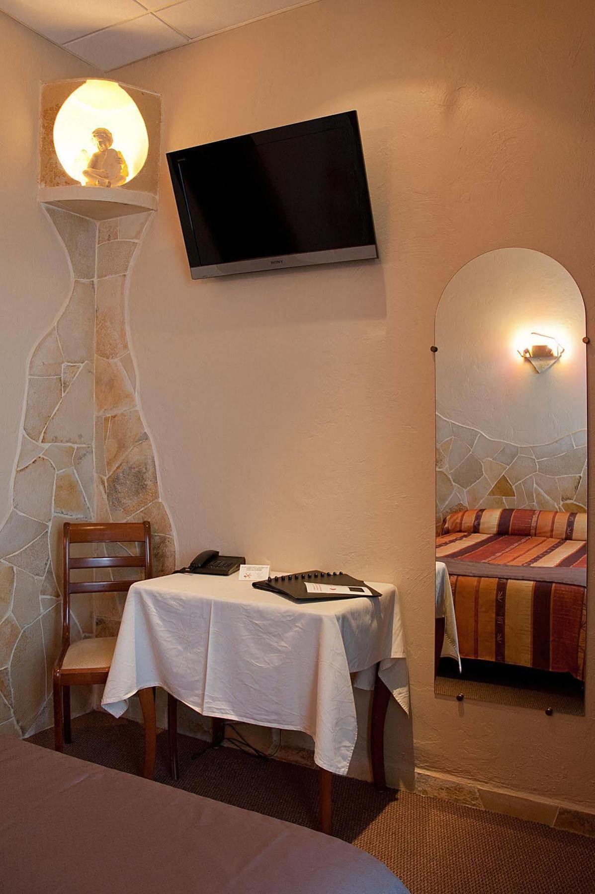 Hotel Et Studios Les Amandiers Saint-Raphaël Dış mekan fotoğraf