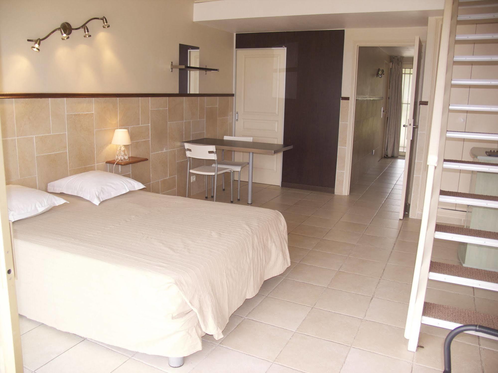 Hotel Et Studios Les Amandiers Saint-Raphaël Dış mekan fotoğraf