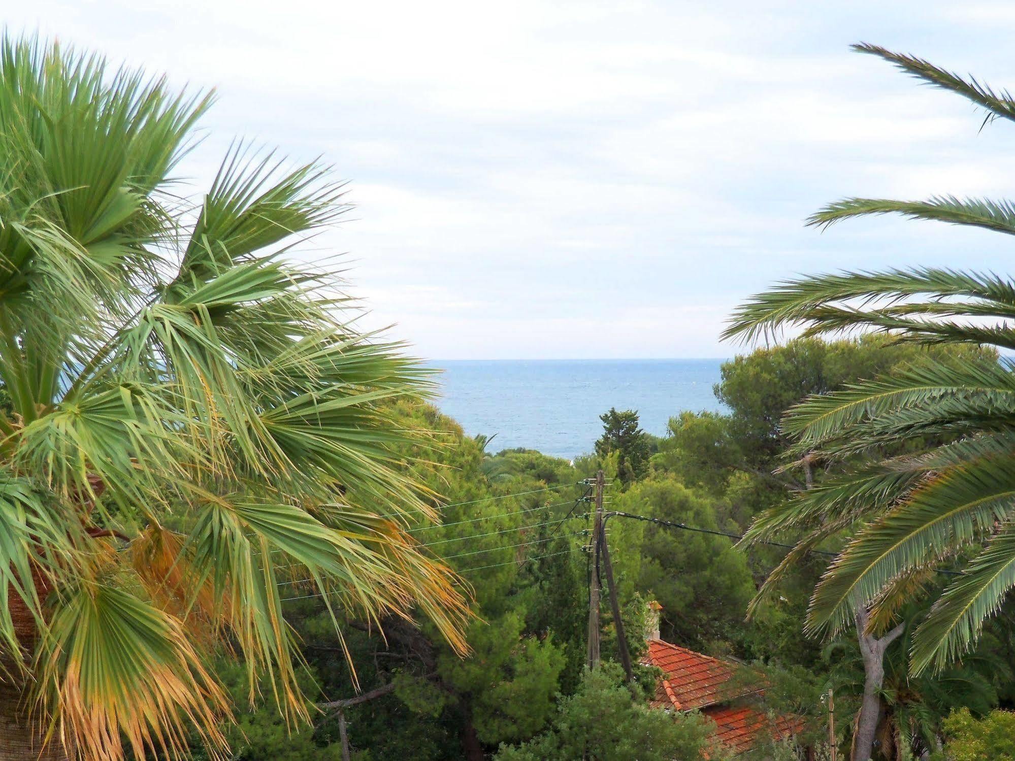 Hotel Et Studios Les Amandiers Saint-Raphaël Dış mekan fotoğraf